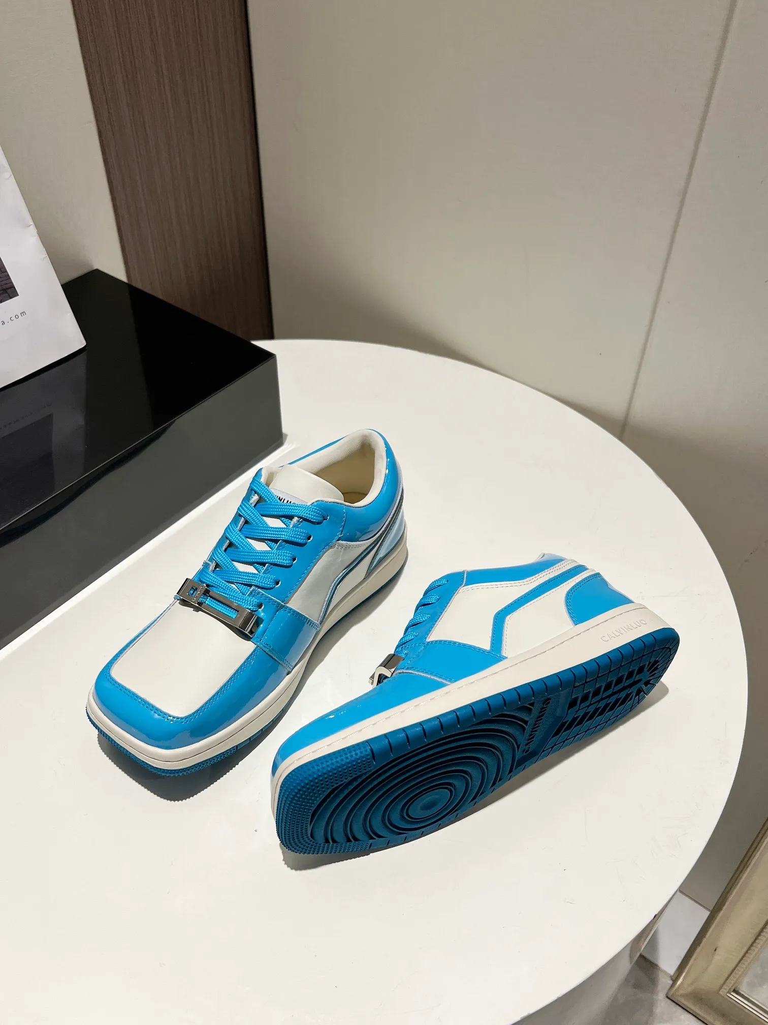 👟👟Ex-factory price 480👟👟 👑CALVINLUO I CUBE SNEAKER trendy brand square shoes low-top casual square-toe sneakers skateboard shoes sneakers👑 Starting from the design elements of classic two-color sneakers, CALVINLUO extracts the iconic elements of casual sneakers and integrates them into the formal "square toe" of formal shoes to make the overall lines of the sneakers more distinct. Nowadays, the matching rules are casual. 🧣Formal sports shoes are nothing new. The unique avant-garde square lines of CUBE SNEAKER, whether it echoes the tough and crisp suits, or appears in an eclectic manner in street styles, are a choice that breaks away from tradition and shows personality🧢 ▪️ Fabric: Original custom imported first-layer cowhide ▪️ Lining: Imported breathable mesh lining + soft sheepskin ▪️ Sole: Original molded two-color TPU outsole ▪️ Size: 35-40 (40 customized)